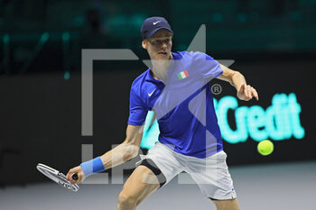 2021-11-26 - Jannik Sinner (Italy) during the match against John Isner (USA) - DAVIS CUP FINALS 2021 - STAGE GROUP E - ITALY VS USA - INTERNATIONALS - TENNIS