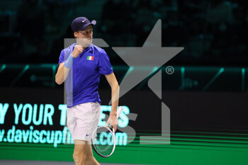 2021-11-26 - Jannik Sinner (Italy) celebrates the victory of the match against John Isner (USA) - DAVIS CUP FINALS 2021 - STAGE GROUP E - ITALY VS USA - INTERNATIONALS - TENNIS
