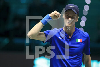 2021-11-27 - Jannik Sinner (Italy) during the match against Daniel Elahi Galán (Colombia) - DAVIS CUP FINALS 2021 - ITALY VS COLOMBIA - INTERNATIONALS - TENNIS