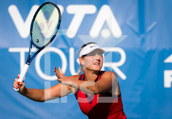 2021-09-27 - Marta Kostyuk of Ukraine in action during first round of the 2021 Chicago Fall Tennis Classic WTA 500 tennis tournament against Kateryna Kozlova of Ukraine on September 27, 2021 in Chicago, USA - 2021 CHICAGO FALL TENNIS CLASSIC, WTA 500 TENNIS TOURNAMENT - INTERNATIONALS - TENNIS