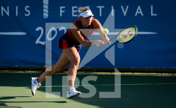 2021-09-27 - Marta Kostyuk of Ukraine in action during first round of the 2021 Chicago Fall Tennis Classic WTA 500 tennis tournament against Kateryna Kozlova of Ukraine on September 27, 2021 in Chicago, USA - 2021 CHICAGO FALL TENNIS CLASSIC, WTA 500 TENNIS TOURNAMENT - INTERNATIONALS - TENNIS