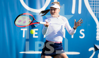 2021-09-27 - Harriet Dart of Great Britain in action during the first round of the 2021 Chicago Fall Tennis Classic WTA 500 tennis tournament against Beatriz Haddad Maia of Brazil on September 28, 2021 in Chicago, USA - 2021 CHICAGO FALL TENNIS CLASSIC, WTA 500 TENNIS TOURNAMENT - INTERNATIONALS - TENNIS