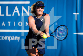 2021-09-27 - Coco Vandeweghe of the United States in action during the first round of the 2021 Chicago Fall Tennis Classic WTA 500 tennis tournament against Magda Linette of Poland on September 28, 2021 in Chicago, USA - 2021 CHICAGO FALL TENNIS CLASSIC, WTA 500 TENNIS TOURNAMENT - INTERNATIONALS - TENNIS