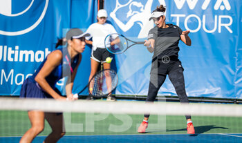 2021-09-29 - Sania Mirza of India & Shuai Zhang of China playing doubles at the 2021 Chicago Fall Tennis Classic WTA 500 tennis tournament on September 29, 2021 in Chicago, USA - 2021 CHICAGO FALL TENNIS CLASSIC WTA 500 TENNIS TOURNAMENT - INTERNATIONALS - TENNIS