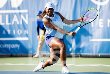 2021-09-29 - Hailey Baptiste of the United States in action during the second round of the 2021 Chicago Fall Tennis Classic WTA 500 tennis tournament against Victoria Azarenka of Belarus on September 29, 2021 in Chicago, USA - 2021 CHICAGO FALL TENNIS CLASSIC WTA 500 TENNIS TOURNAMENT - INTERNATIONALS - TENNIS