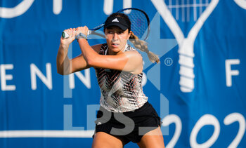 2021-09-30 - Jessica Pegula of the United States in action during the third round at the 2021 Chicago Fall Tennis Classic WTA 500 tennis tournament against Ons Jabeur of Tunisia on September 30, 2021 in Chicago, USA - 2021 CHICAGO FALL TENNIS CLASSIC WTA 500 TENNIS TOURNAMENT - INTERNATIONALS - TENNIS