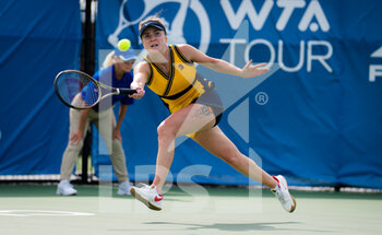 2021-09-30 - Elina Svitolina of the Ukraine in action during the third round of the 2021 Chicago Fall Tennis Classic WTA 500 tennis tournament against Elena-Gabriela Ruse of Romania on September 30, 2021 in Chicago, USA - 2021 CHICAGO FALL TENNIS CLASSIC WTA 500 TENNIS TOURNAMENT - INTERNATIONALS - TENNIS