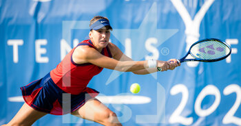 2021-10-01 - Belinda Bencic of Switzerland in action during the quarter-final of the 2021 Chicago Fall Tennis Classic WTA 500 tennis tournament against Elena Rybakina of Kazakhstan on October 1, 2021 in Chicago, USA - 2021 CHICAGO FALL TENNIS CLASSIC WTA 500 TENNIS TOURNAMENT - INTERNATIONALS - TENNIS