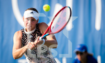 2021-10-01 - Elena Rybakina of Kazakhstan in action during the quarter-final of the 2021 Chicago Fall Tennis Classic WTA 500 tennis tournament against Belinda Bencic of Switzerland on October 1, 2021 in Chicago, USA - 2021 CHICAGO FALL TENNIS CLASSIC WTA 500 TENNIS TOURNAMENT - INTERNATIONALS - TENNIS