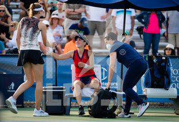 2021-10-01 - Belinda Bencic of Switzerland hugs Elena Rybakina after being forced to retire with injury from her quarter-final at the 2021 Chicago Fall Tennis Classic WTA 500 tennis tournament on October 1, 2021 in Chicago, USA - 2021 CHICAGO FALL TENNIS CLASSIC WTA 500 TENNIS TOURNAMENT - INTERNATIONALS - TENNIS