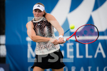 2021-10-02 - Elena Rybakina of Kazakhstan in action during her semi-final at the 2021 Chicago Fall Tennis Classic WTA 500 tennis tournament against Ons Jabeur of Tunisia on October 2, 2021 in Chicago, USA - 2021 CHICAGO FALL TENNIS CLASSIC WTA 500 TENNIS TOURNAMENT - INTERNATIONALS - TENNIS