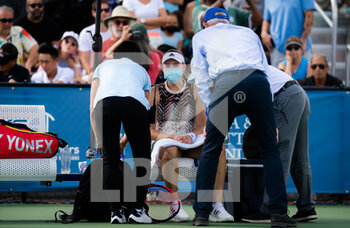 2021-10-02 - Elena Rybakina of Kazakhstan receives medical attention before being forced to retire from her semi-final at the 2021 Chicago Fall Tennis Classic WTA 500 tennis tournament on October 2, 2021 in Chicago, USA - 2021 CHICAGO FALL TENNIS CLASSIC WTA 500 TENNIS TOURNAMENT - INTERNATIONALS - TENNIS
