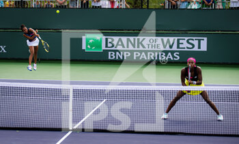 2021-10-06 - Cori Gauff of the United States & Leylah Fernandez of Canada playing doubles at the 2021 BNP Paribas Open WTA 1000 tennis tournament on October 7, 2021 at Indian Wells Tennis Garden in Indian Wells, United States - 2021 BNP PARIBAS OPEN WTA 1000 TENNIS TOURNAMENT - INTERNATIONALS - TENNIS