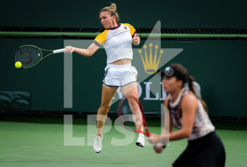 2021-10-06 - Simona Halep of Romania in action during the first round of doubles with partner Elena-Gabriela Ruse at the 2021 BNP Paribas Open WTA 1000 tennis tournament on October 7, 2021 at Indian Wells Tennis Garden in Indian Wells, United States - 2021 BNP PARIBAS OPEN WTA 1000 TENNIS TOURNAMENT - INTERNATIONALS - TENNIS
