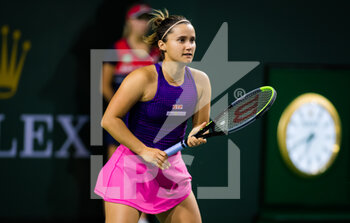2021-10-06 - Lauren Davis of the United States in action during the first round of the 2021 BNP Paribas Open WTA 1000 tennis tournament against Nuria Parrizas-Diaz of Spain on October 7, 2021 at Indian Wells Tennis Garden in Indian Wells, United States - 2021 BNP PARIBAS OPEN WTA 1000 TENNIS TOURNAMENT - INTERNATIONALS - TENNIS