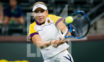 2021-10-06 - Amanda Anisimova of the United States in action during the first round of the 2021 BNP Paribas Open WTA 1000 tennis tournament against Katrina Scott of the United States on October 7, 2021 at Indian Wells Tennis Garden in Indian Wells, United States - 2021 BNP PARIBAS OPEN WTA 1000 TENNIS TOURNAMENT - INTERNATIONALS - TENNIS