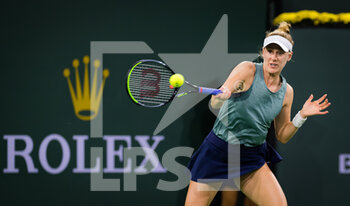 2021-10-06 - Alison Riske of the United States in action during the first round of the 2021 BNP Paribas Open WTA 1000 tennis tournament against En-shuo Liang of Chinese Taipeh on October 7, 2021 at Indian Wells Tennis Garden in Indian Wells, United States - 2021 BNP PARIBAS OPEN WTA 1000 TENNIS TOURNAMENT - INTERNATIONALS - TENNIS