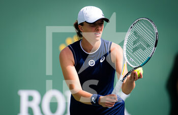 2021-10-08 - Iga Swiatek of Poland in action during the second round of the 2021 BNP Paribas Open WTA 1000 tennis tournament against Petra Martic of Croatia on October 8, 2021 at Indian Wells Tennis Garden in Indian Wells, United States - 2021 BNP PARIBAS OPEN WTA 1000 TENNIS TOURNAMENT - INTERNATIONALS - TENNIS