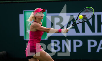 2021-10-08 - Tereza Martincova of the Czech Republic in action during the second round of the 2021 BNP Paribas Open WTA 1000 tennis tournament against Elina Svitolina of Ukraine on October 8, 2021 at Indian Wells Tennis Garden in Indian Wells, United States - 2021 BNP PARIBAS OPEN WTA 1000 TENNIS TOURNAMENT - INTERNATIONALS - TENNIS
