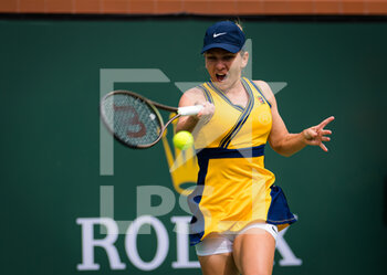 2021-10-08 - Simona Halep of Romania in action during the second round of the 2021 BNP Paribas Open WTA 1000 tennis tournament against Marta Kostyuk of Ukraine on October 8, 2021 at Indian Wells Tennis Garden in Indian Wells, United States - 2021 BNP PARIBAS OPEN WTA 1000 TENNIS TOURNAMENT - INTERNATIONALS - TENNIS