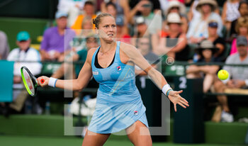 2021-10-08 - Shelby Rogers of the United States in action during the second round of the 2021 BNP Paribas Open WTA 1000 tennis tournament on October 8, 2021 at Indian Wells Tennis Garden in Indian Wells, United States - 2021 BNP PARIBAS OPEN WTA 1000 TENNIS TOURNAMENT - INTERNATIONALS - TENNIS