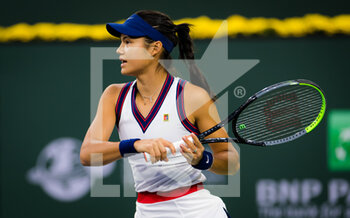 2021-10-08 - Emma Raducanu of Great Britain in action during the second round of the 2021 BNP Paribas Open WTA 1000 tennis tournament against Aliaksandra Sasnovich of Belarus on October 8, 2021 at Indian Wells Tennis Garden in Indian Wells, United States - 2021 BNP PARIBAS OPEN WTA 1000 TENNIS TOURNAMENT - INTERNATIONALS - TENNIS