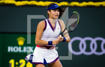 2021-10-08 - Emma Raducanu of Great Britain in action during the second round of the 2021 BNP Paribas Open WTA 1000 tennis tournament against Aliaksandra Sasnovich of Belarus on October 8, 2021 at Indian Wells Tennis Garden in Indian Wells, United States - 2021 BNP PARIBAS OPEN WTA 1000 TENNIS TOURNAMENT - INTERNATIONALS - TENNIS