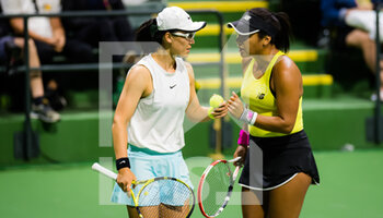 2021-10-08 - Shuai Zhang of China & Heather Watson of Great Britain playing doubles at the 2021 BNP Paribas Open WTA 1000 tennis tournament on October 8, 2021 at Indian Wells Tennis Garden in Indian Wells, United States - 2021 BNP PARIBAS OPEN WTA 1000 TENNIS TOURNAMENT - INTERNATIONALS - TENNIS