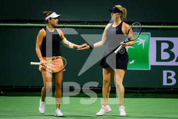 2021-10-08 - Desirae Krawczyk of the United States & Alexa Guarachi of Chile playing doubles at the 2021 BNP Paribas Open WTA 1000 tennis tournament on October 8, 2021 at Indian Wells Tennis Garden in Indian Wells, United States - 2021 BNP PARIBAS OPEN WTA 1000 TENNIS TOURNAMENT - INTERNATIONALS - TENNIS