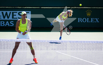 2021-10-08 - Lucie Hradecka & Marie Bouzkova of the Czech Republic playing doubles at the 2021 BNP Paribas Open WTA 1000 tennis tournament on October 9, 2021 at Indian Wells Tennis Garden in Indian Wells, United States - 2021 BNP PARIBAS OPEN WTA 1000 TENNIS TOURNAMENT - INTERNATIONALS - TENNIS