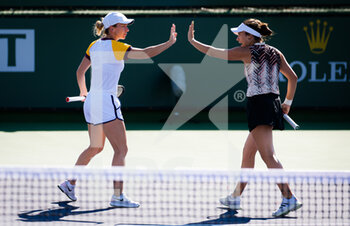 2021-10-08 - Simona Halep of Romania playing doubles with Elena-Gabriela Ruse at the 2021 BNP Paribas Open WTA 1000 tennis tournament on October 9, 2021 at Indian Wells Tennis Garden in Indian Wells, United States - 2021 BNP PARIBAS OPEN WTA 1000 TENNIS TOURNAMENT - INTERNATIONALS - TENNIS