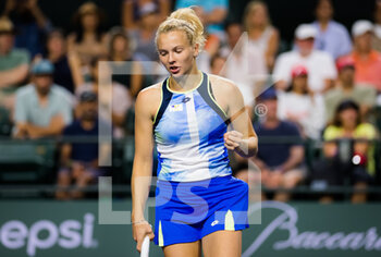 2021-10-08 - Katerina Siniakova of the Czech Republic in action during the second round at the 2021 BNP Paribas Open WTA 1000 tennis tournament against Angelique Kerber of Germany on October 9, 2021 at Indian Wells Tennis Garden in Indian Wells, United States - 2021 BNP PARIBAS OPEN WTA 1000 TENNIS TOURNAMENT - INTERNATIONALS - TENNIS