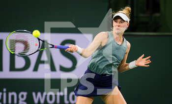 2021-10-08 - Alison Riske of the United States in action during the second round at the 2021 BNP Paribas Open WTA 1000 tennis tournament against Bianca Andreescu of Canada on October 9, 2021 at Indian Wells Tennis Garden in Indian Wells, United States - 2021 BNP PARIBAS OPEN WTA 1000 TENNIS TOURNAMENT - INTERNATIONALS - TENNIS