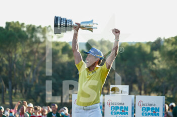 2021-10-10 - Rafa Cabrera Bello of Spain celebrates the victory with the tournament trophy during the 2021 Acciona Open de Espana, Golf European Tour, Spain Open, on October 10, 2021 at Casa de Campo in Madrid, Spain - 2021 ACCIONA OPEN DE ESPANA, GOLF EUROPEAN TOUR, SPAIN OPEN - GOLF - OTHER SPORTS