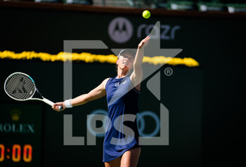 2021-10-09 - Iga Swiatek of Poland in action during the third round at the 2021 BNP Paribas Open WTA 1000 tennis tournament against Veronika Kudermetova of Russia on October 10, 2021 at Indian Wells Tennis Garden in Indian Wells, United States - 2021 BNP PARIBAS OPEN WTA 1000 TENNIS TOURNAMENT - INTERNATIONALS - TENNIS