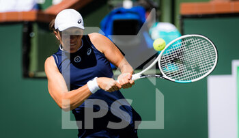 2021-10-09 - Iga Swiatek of Poland in action during the third round at the 2021 BNP Paribas Open WTA 1000 tennis tournament against Veronika Kudermetova of Russia on October 10, 2021 at Indian Wells Tennis Garden in Indian Wells, United States - 2021 BNP PARIBAS OPEN WTA 1000 TENNIS TOURNAMENT - INTERNATIONALS - TENNIS