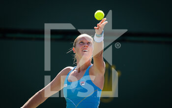 2021-10-09 - Shelby Rogers of the United States in action during the third round at the 2021 BNP Paribas Open WTA 1000 tennis tournament against Irina-Camelie Begu of Romania on October 10, 2021 at Indian Wells Tennis Garden in Indian Wells, United States - 2021 BNP PARIBAS OPEN WTA 1000 TENNIS TOURNAMENT - INTERNATIONALS - TENNIS