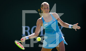 2021-10-09 - Shelby Rogers of the United States in action during the third round at the 2021 BNP Paribas Open WTA 1000 tennis tournament against Irina-Camelie Begu of Romania on October 10, 2021 at Indian Wells Tennis Garden in Indian Wells, United States - 2021 BNP PARIBAS OPEN WTA 1000 TENNIS TOURNAMENT - INTERNATIONALS - TENNIS