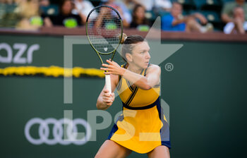 2021-10-09 - Simona Halep of Romania in action during the third round at the 2021 BNP Paribas Open WTA 1000 tennis tournament against Aliaksandra Sasnovich of Belarus on October 10, 2021 at Indian Wells Tennis Garden in Indian Wells, United States - 2021 BNP PARIBAS OPEN WTA 1000 TENNIS TOURNAMENT - INTERNATIONALS - TENNIS