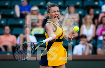 2021-10-09 - Simona Halep of Romania in action during the third round at the 2021 BNP Paribas Open WTA 1000 tennis tournament against Aliaksandra Sasnovich of Belarus on October 10, 2021 at Indian Wells Tennis Garden in Indian Wells, United States - 2021 BNP PARIBAS OPEN WTA 1000 TENNIS TOURNAMENT - INTERNATIONALS - TENNIS