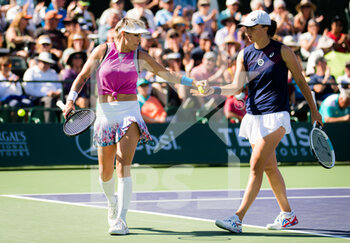 2021-10-09 - Iga Swiatek of Poland & Bethanie Mattek-Sands of the United States playing doubles at the 2021 BNP Paribas Open WTA 1000 tennis tournament on October 11, 2021 at Indian Wells Tennis Garden in Indian Wells, United States - 2021 BNP PARIBAS OPEN WTA 1000 TENNIS TOURNAMENT - INTERNATIONALS - TENNIS