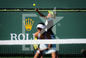 2021-10-09 - Elise Mertens of Belgium & Su-Wei Hsieh of Chinese Taipeh playing doubles at the 2021 BNP Paribas Open WTA 1000 tennis tournament on October 11, 2021 at Indian Wells Tennis Garden in Indian Wells, United States - 2021 BNP PARIBAS OPEN WTA 1000 TENNIS TOURNAMENT - INTERNATIONALS - TENNIS