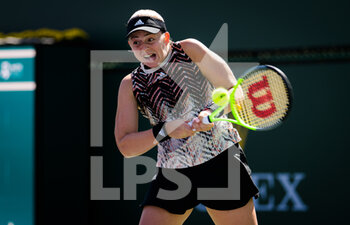 2021-10-12 - Jelena Ostapenko of Latvia in action during the fourth round at the 2021 BNP Paribas Open WTA 1000 tennis tournament against Iga Swiatek of Poland on October 12, 2021 at Indian Wells Tennis Garden in Indian Wells, United States - 2021 BNP PARIBAS OPEN WTA 1000 TENNIS TOURNAMENT - INTERNATIONALS - TENNIS