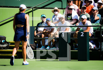 2021-10-12 - Iga Swiatek's Team in action during the fourth round at the 2021 BNP Paribas Open WTA 1000 tennis tournament on October 12, 2021 at Indian Wells Tennis Garden in Indian Wells, United States - 2021 BNP PARIBAS OPEN WTA 1000 TENNIS TOURNAMENT - INTERNATIONALS - TENNIS