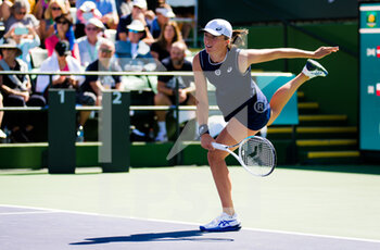 2021-10-12 - Iga Swiatek of Poland in action during the fourth round at the 2021 BNP Paribas Open WTA 1000 tennis tournament against Jelena Ostapenko of Latvia on October 12, 2021 at Indian Wells Tennis Garden in Indian Wells, United States - 2021 BNP PARIBAS OPEN WTA 1000 TENNIS TOURNAMENT - INTERNATIONALS - TENNIS
