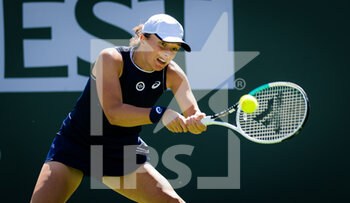 2021-10-12 - Iga Swiatek of Poland in action during the fourth round at the 2021 BNP Paribas Open WTA 1000 tennis tournament against Jelena Ostapenko of Latvia on October 12, 2021 at Indian Wells Tennis Garden in Indian Wells, United States - 2021 BNP PARIBAS OPEN WTA 1000 TENNIS TOURNAMENT - INTERNATIONALS - TENNIS