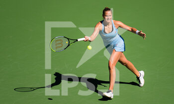2021-10-12 - Shelby Rogers of the United States in action during the fourth round at the 2021 BNP Paribas Open WTA 1000 tennis tournament against Leylah Fernandez of Canada on October 12, 2021 at Indian Wells Tennis Garden in Indian Wells, United States - 2021 BNP PARIBAS OPEN WTA 1000 TENNIS TOURNAMENT - INTERNATIONALS - TENNIS