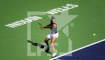 2021-10-12 - Leylah Fernandez of Canada in action during the fourth round at the 2021 BNP Paribas Open WTA 1000 tennis tournament against Shelby Rogers of the United States on October 12, 2021 at Indian Wells Tennis Garden in Indian Wells, United States - 2021 BNP PARIBAS OPEN WTA 1000 TENNIS TOURNAMENT - INTERNATIONALS - TENNIS