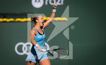2021-10-12 - Shelby Rogers of the United States in action during the fourth round at the 2021 BNP Paribas Open WTA 1000 tennis tournament against Leylah Fernandez of Canada on October 12, 2021 at Indian Wells Tennis Garden in Indian Wells, United States - 2021 BNP PARIBAS OPEN WTA 1000 TENNIS TOURNAMENT - INTERNATIONALS - TENNIS