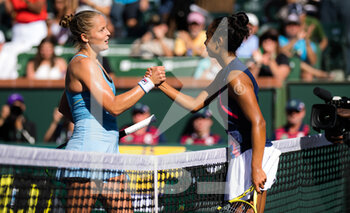 2021-10-12 - Shelby Rogers of the United States & Leylah Fernandez of Canada in action during the fourth round at the 2021 BNP Paribas Open WTA 1000 tennis tournament on October 12, 2021 at Indian Wells Tennis Garden in Indian Wells, United States - 2021 BNP PARIBAS OPEN WTA 1000 TENNIS TOURNAMENT - INTERNATIONALS - TENNIS